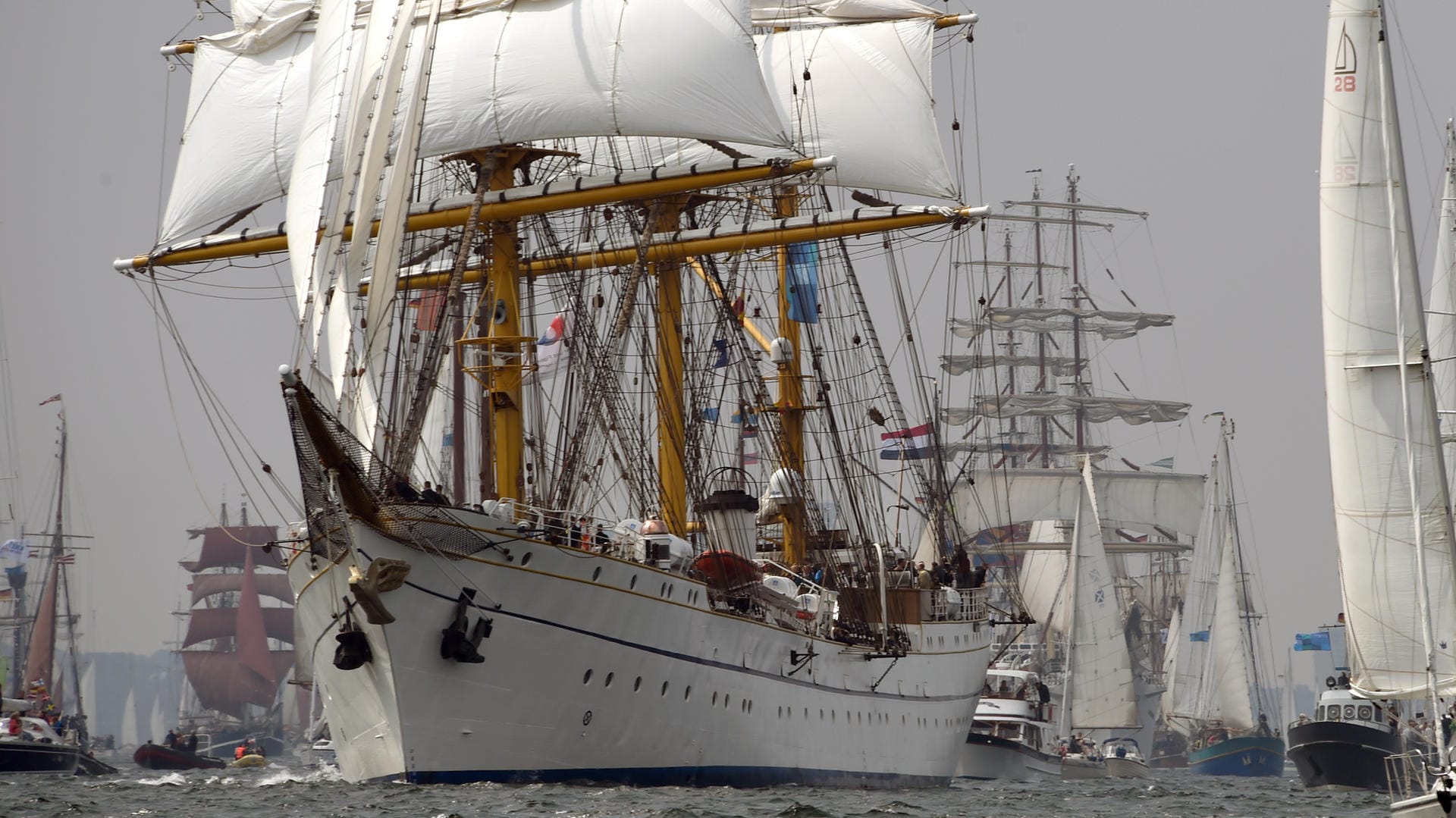 Die "Gorch Fock" muss teuer restauriert werden, doch die Bundeswehr hält an ihrem Segelschulschiff fest.