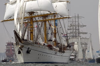 Die "Gorch Fock" muss teuer restauriert werden, doch die Bundeswehr hält an ihrem Segelschulschiff fest.