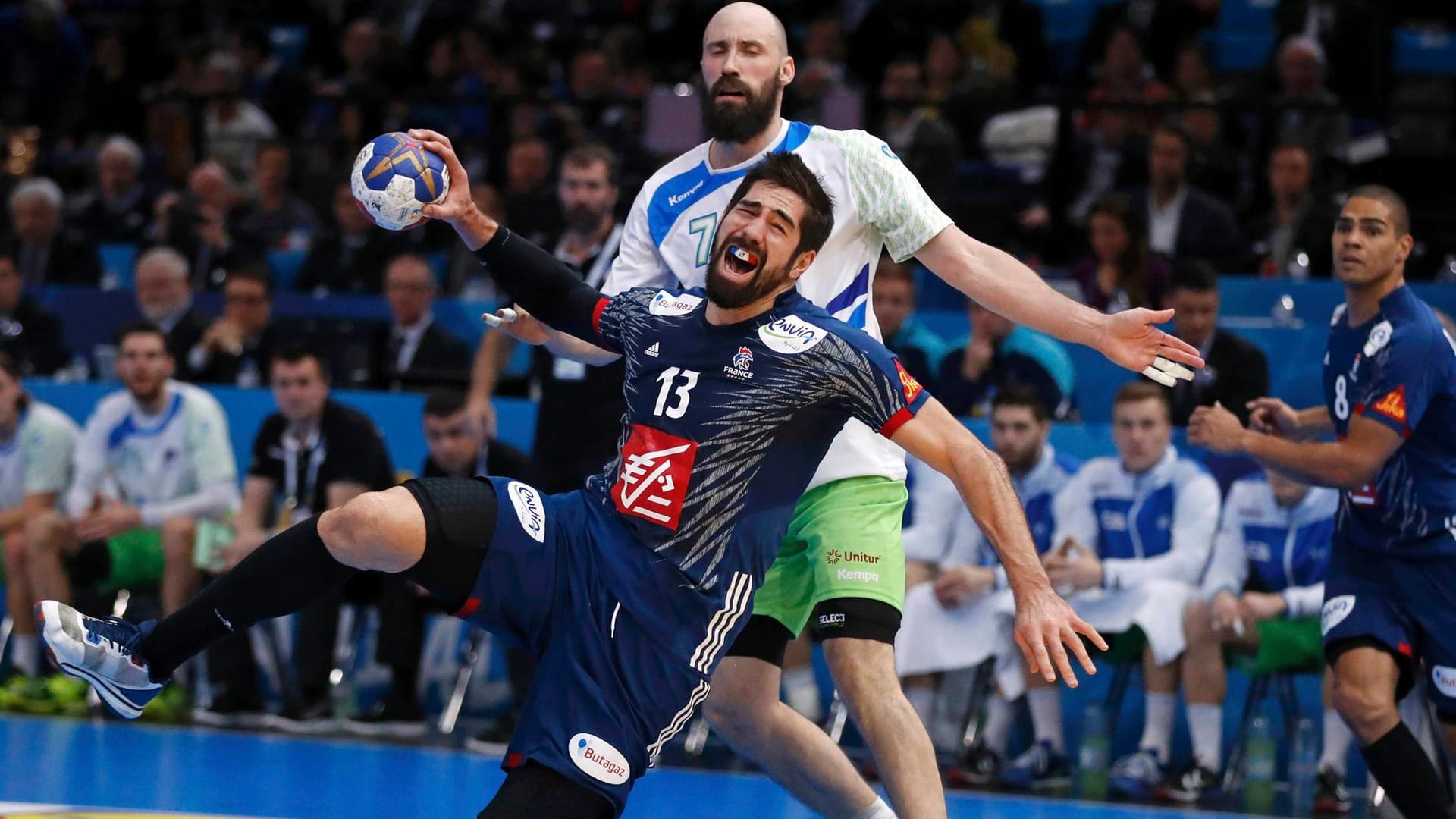 Zug zum Tor: Der Franzose Nikola Karabatic im Halbfinale der Handball-wM gegen Slowenien (hinten Vid Kavticnik).