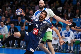 Zug zum Tor: Der Franzose Nikola Karabatic im Halbfinale der Handball-wM gegen Slowenien (hinten Vid Kavticnik).