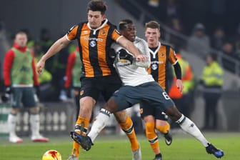 Einsatzbereit: United-Star Paul Pogba (rechts) versucht Harry Miguire von Hull City zu bremsen.