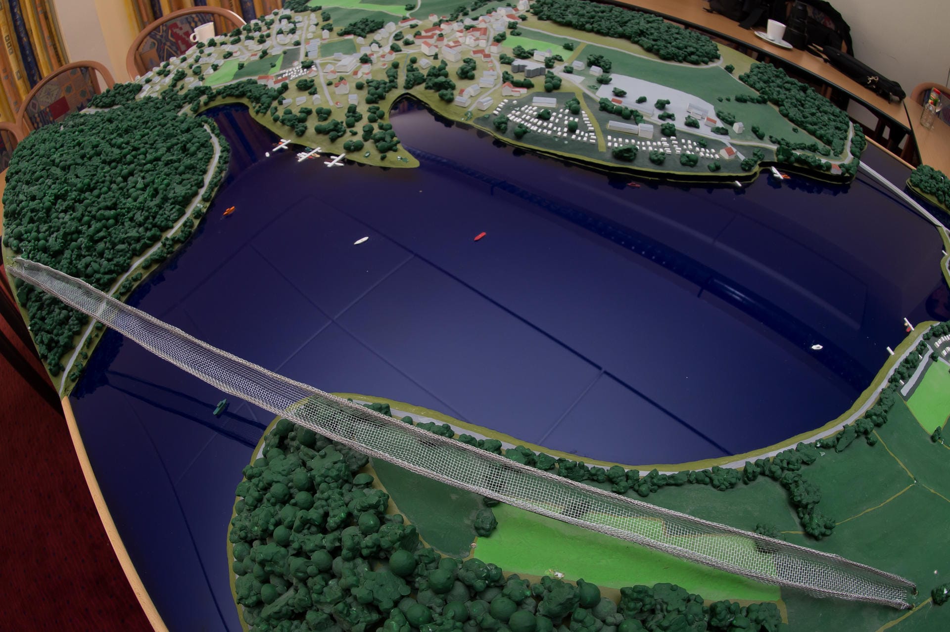 Ein Modell der Hängebrücke über den Diemelsee. Die neue Hängebrücke soll Touristen in die Region locken.