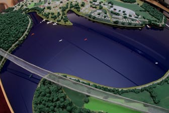 Ein Modell der Hängebrücke über den Diemelsee. Die neue Hängebrücke soll Touristen in die Region locken.
