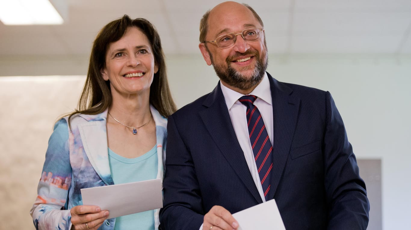 Martin Schulz und seine Frau Inge in einem Wahllokal in Würselen (Nordrhein-Westfalen).