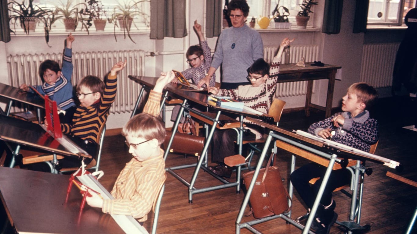 Eine Lehrerin und ihre Schulklasse im Jahr 1974.