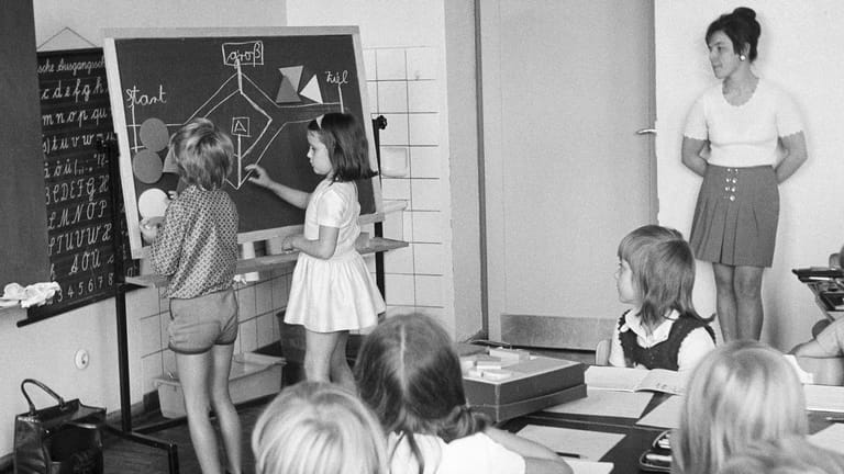 Schulklasse und Lehrerin beim Unterricht in Bottrop 1973. Integration und Inklusion waren damals noch keine großen Themen.