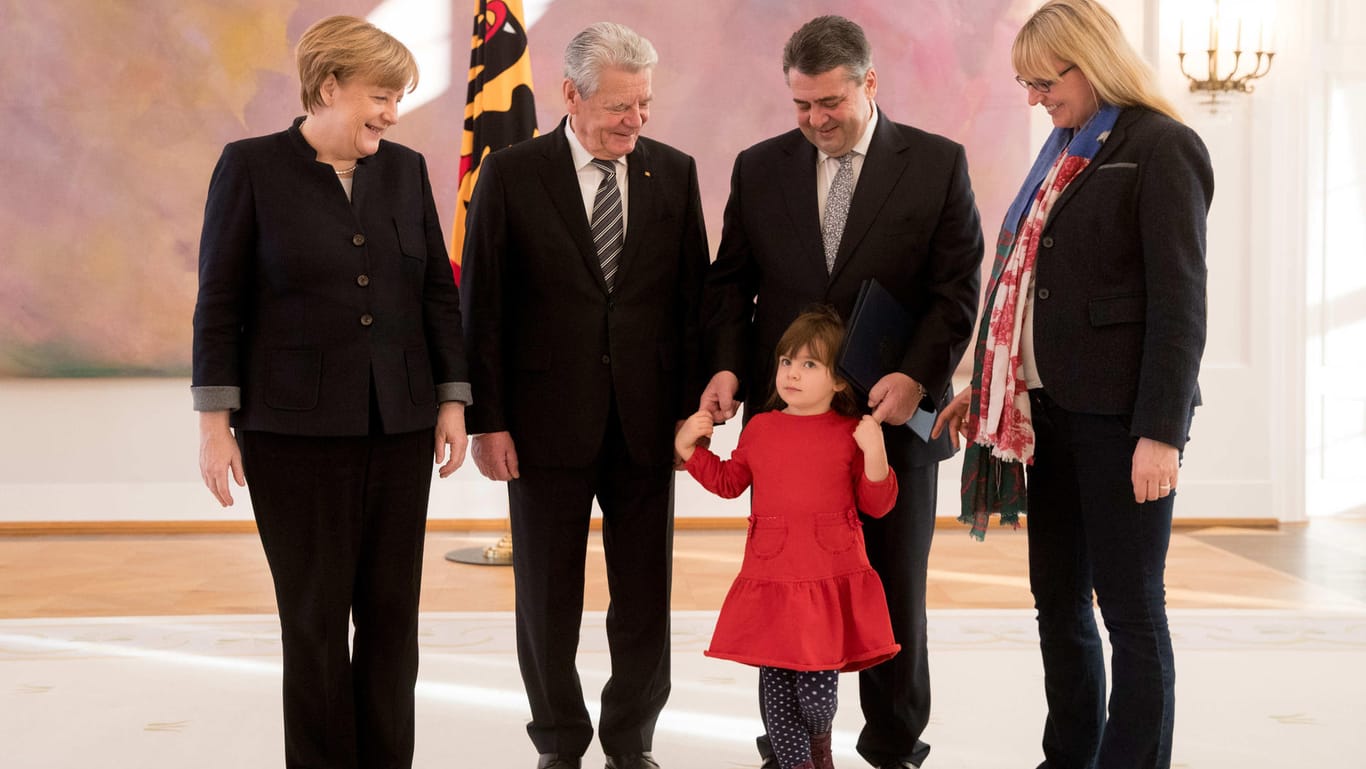 Im Schloss Bellevue stehen neben Bundespräsident Joachim Gauck Kanzlerin Angela Merkel (l.), Marie, die Tochter des neuen Außenministers Sigmar Gabriel und Gabriels Ehefrau Anke (r.).