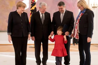 Im Schloss Bellevue stehen neben Bundespräsident Joachim Gauck Kanzlerin Angela Merkel (l.), Marie, die Tochter des neuen Außenministers Sigmar Gabriel und Gabriels Ehefrau Anke (r.).
