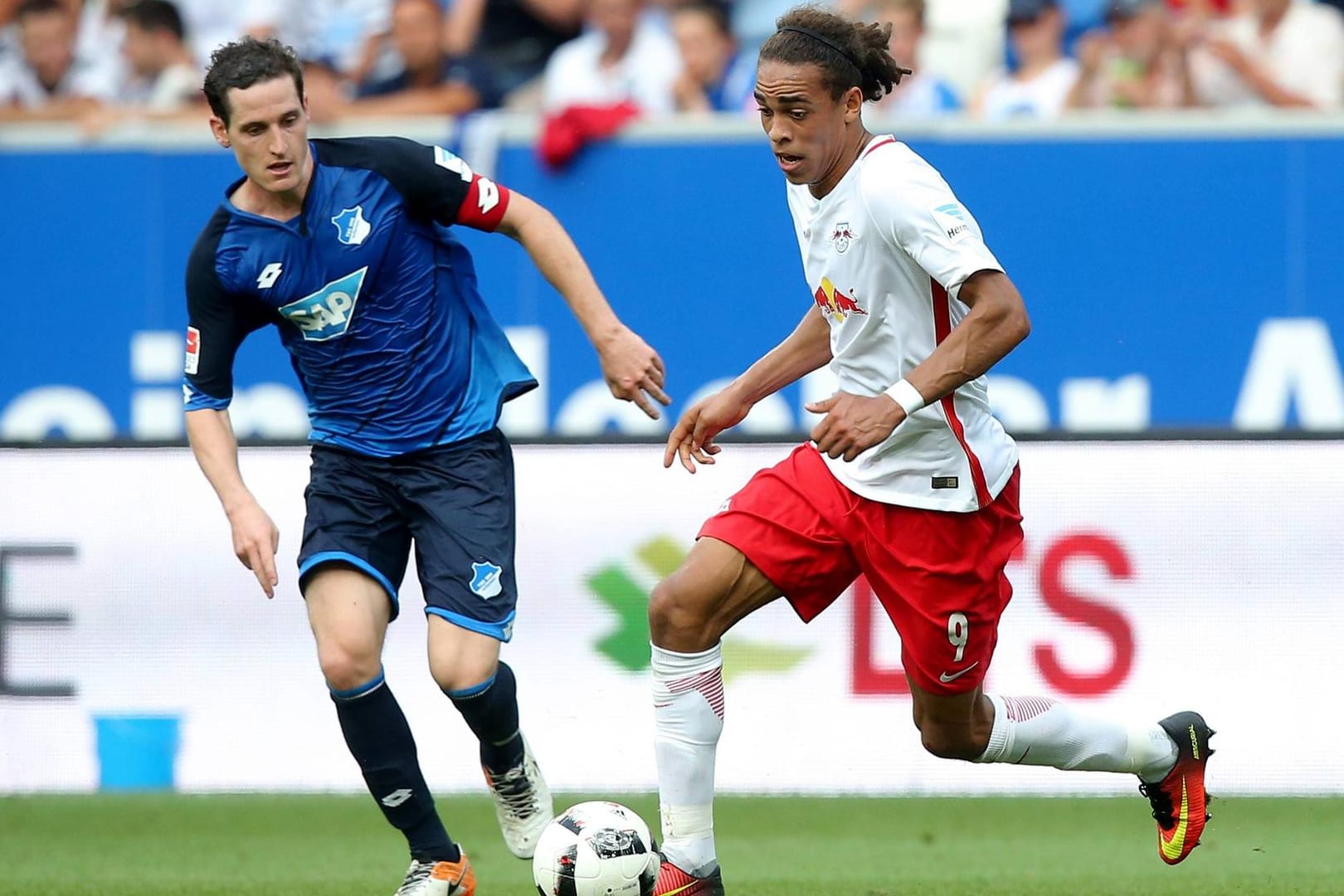 Szene aus dem Hinspiel: Hoffenheims Sebastian Rudy (links) im Duell mit Yussuf Poulsen von RB Leipzig.