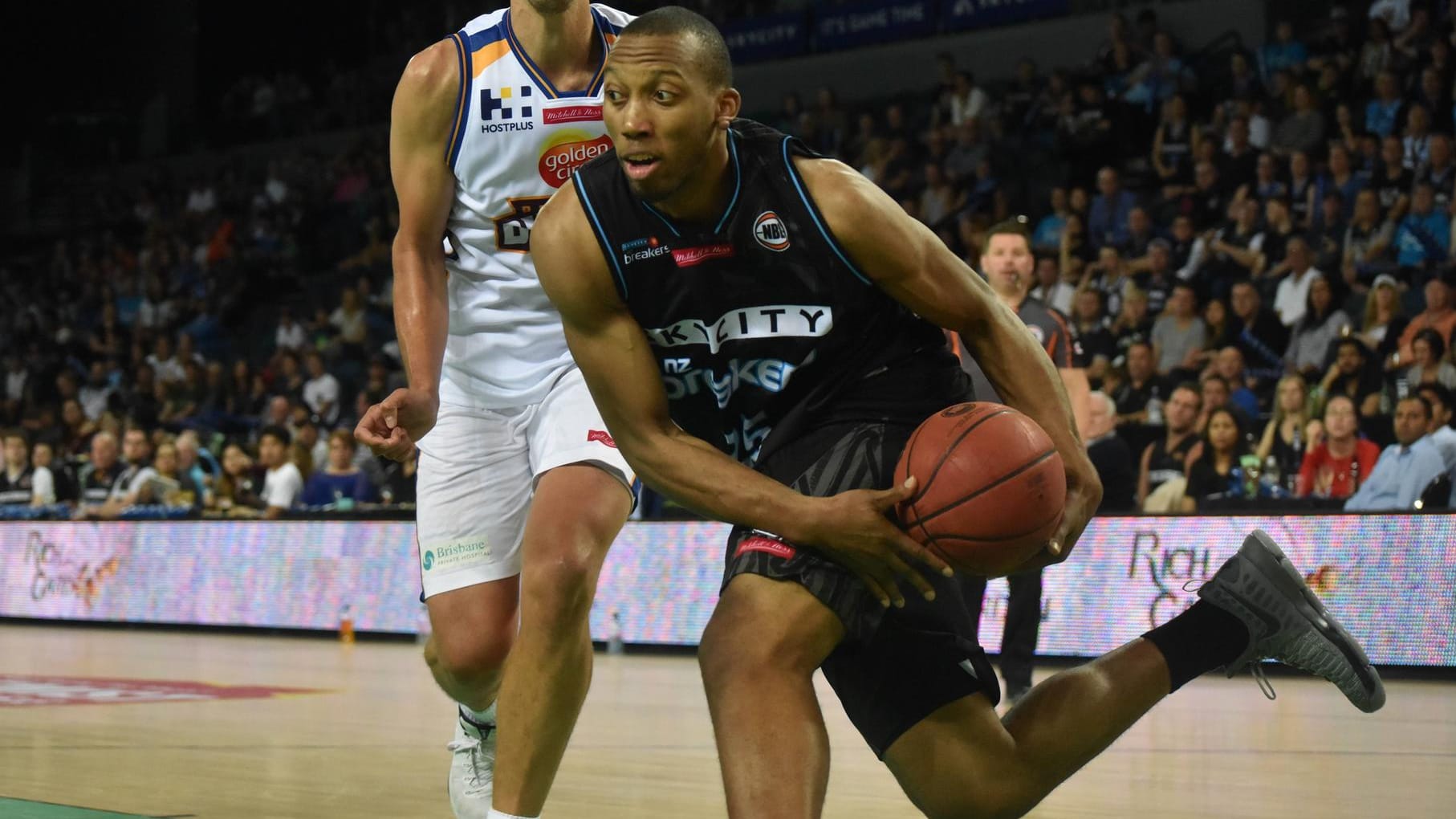 Akil Mitchell von den New Zealand Breakers erleidet eine grausige Verletzung. (Archivfoto)