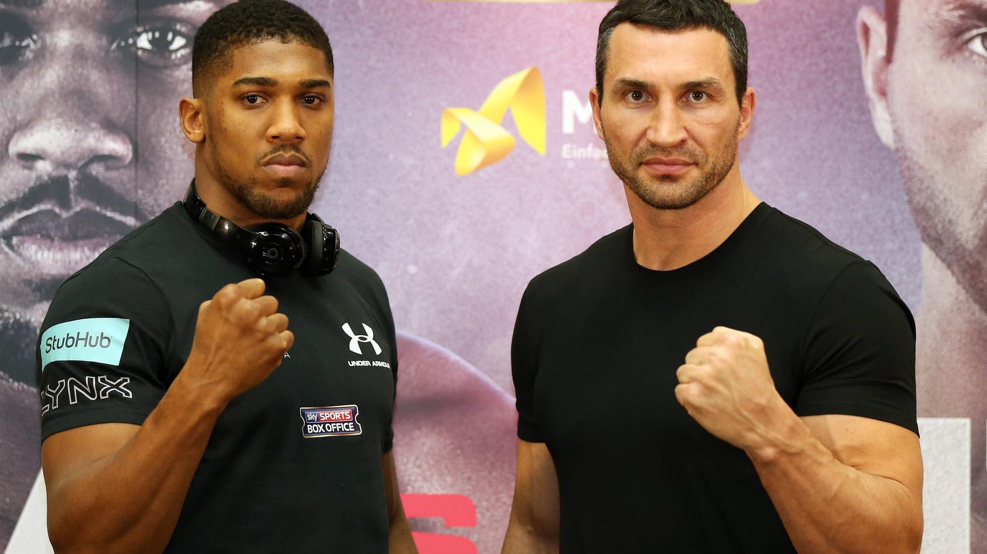 Anthony Joshua (links) und Wladimir Klitschko auf der Pressekonferenz in London im vergangenen Dezember.