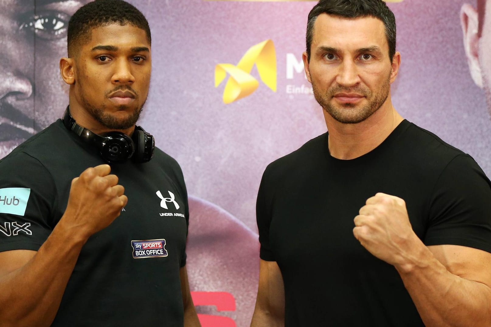 Anthony Joshua (links) und Wladimir Klitschko auf der Pressekonferenz in London im vergangenen Dezember.