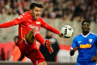 Berlins Christopher Trimmel (li.) nimmt den Ball vor Bochums Peniel Mlapa gekonnt in der Luft an.