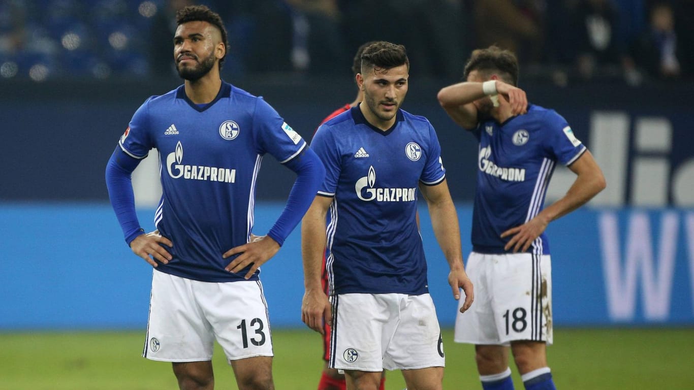 Enttäuschte Gesichter der Schalke-Profis nach dem 0:1 gegen Eintracht Frankfurt.