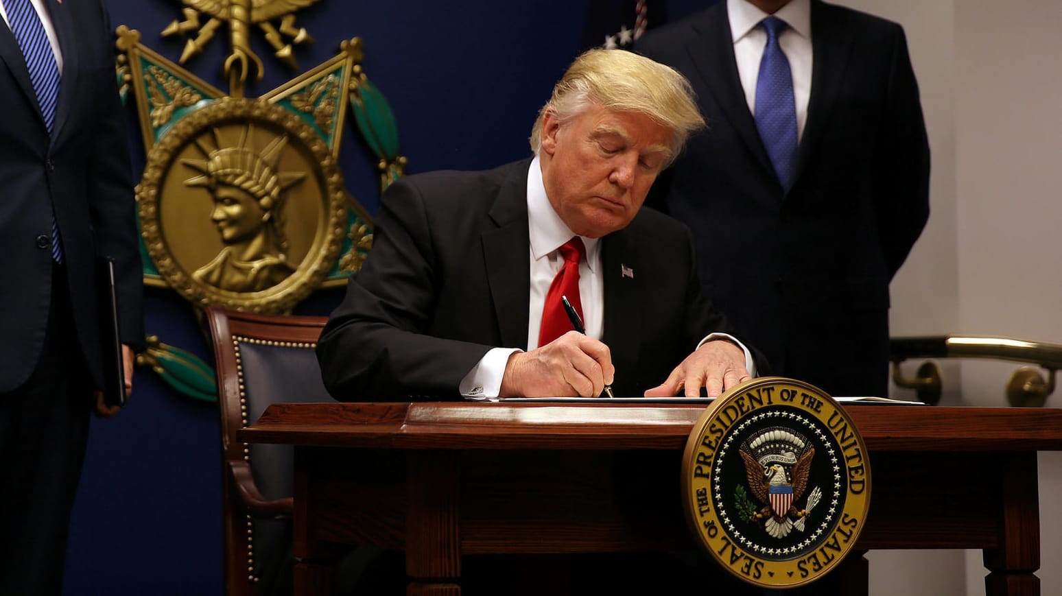 Ob der Arm schon weh tut? Donald Trump unterschreibt Dekrete im Eiltempo.