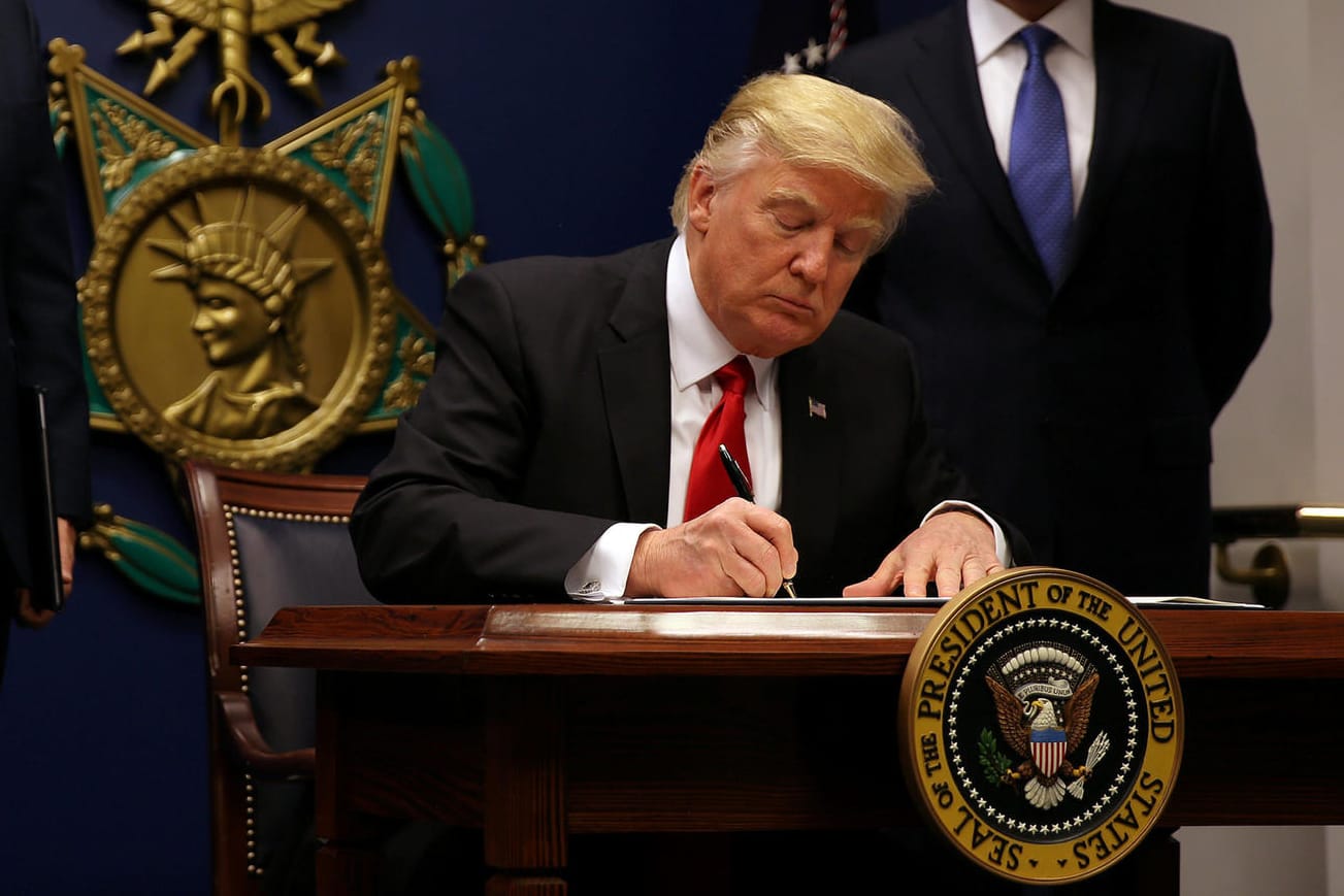 Ob der Arm schon weh tut? Donald Trump unterschreibt Dekrete im Eiltempo.