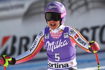 Viktoria Rebensburg hat einen Podestplatz beim Abfahrtsrennen in Cortina d'Ampezzo knapp verpasst.