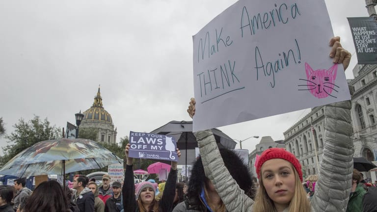 "Make America think again", antworten kalifornische Demonstranten auf das Mantra des neuen US-Präsidenten Donald Trump mit seinem "Make America great again".
