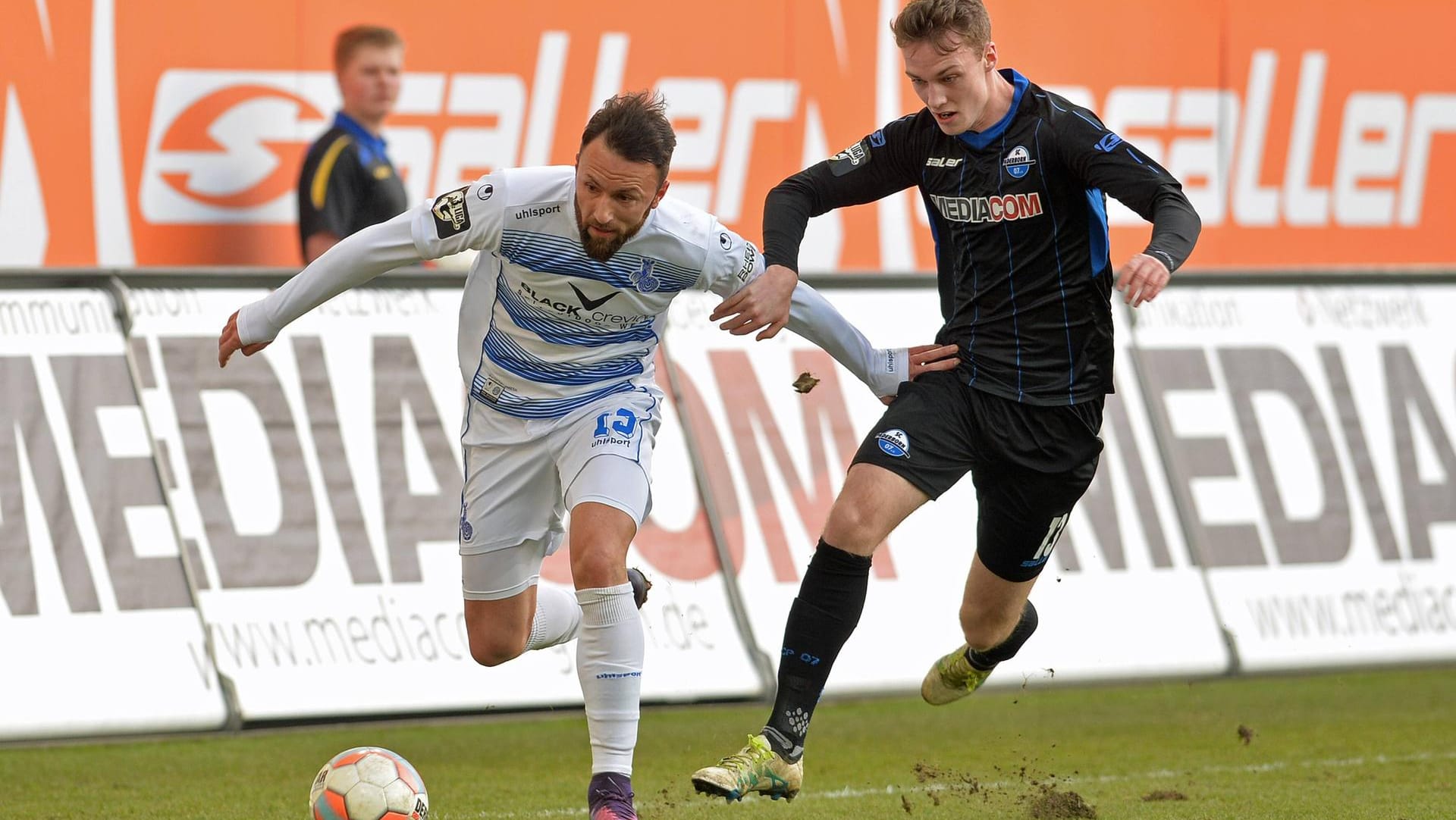 MSV-Profi Zlatko Janjic (li.) im Zweikampf mit Paderborns Sebastian Schonlau.