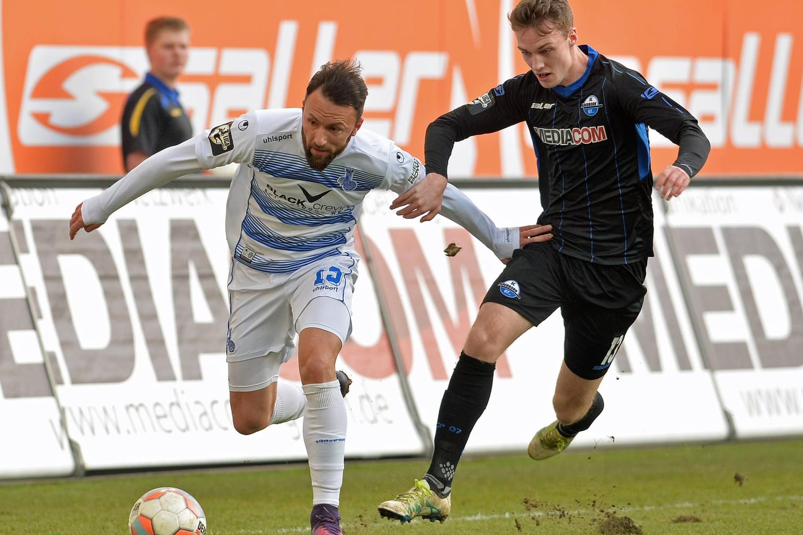 MSV-Profi Zlatko Janjic (li.) im Zweikampf mit Paderborns Sebastian Schonlau.