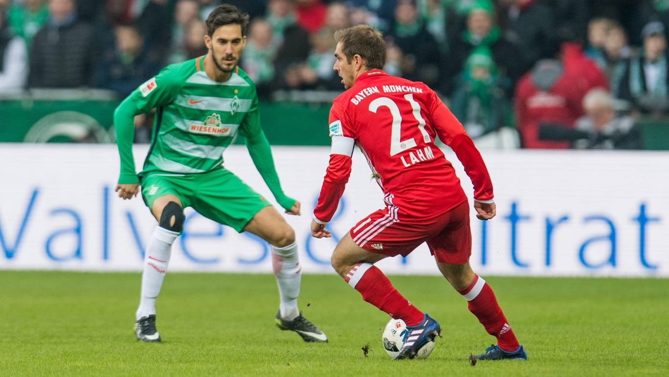Bremens Santiago Garcia (li.) setzt FCB-Profi Philipp Lahm unter Druck.