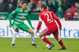 Bremens Santiago Garcia (li.) setzt FCB-Profi Philipp Lahm unter Druck.