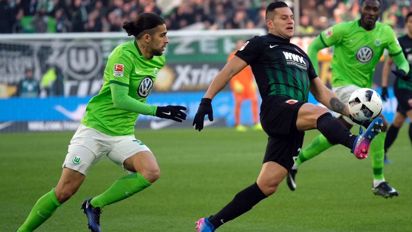 Wolfsburgs Ricardo Rodriguez (li.) verfolgt Augsburgs Raul Bobadilla.