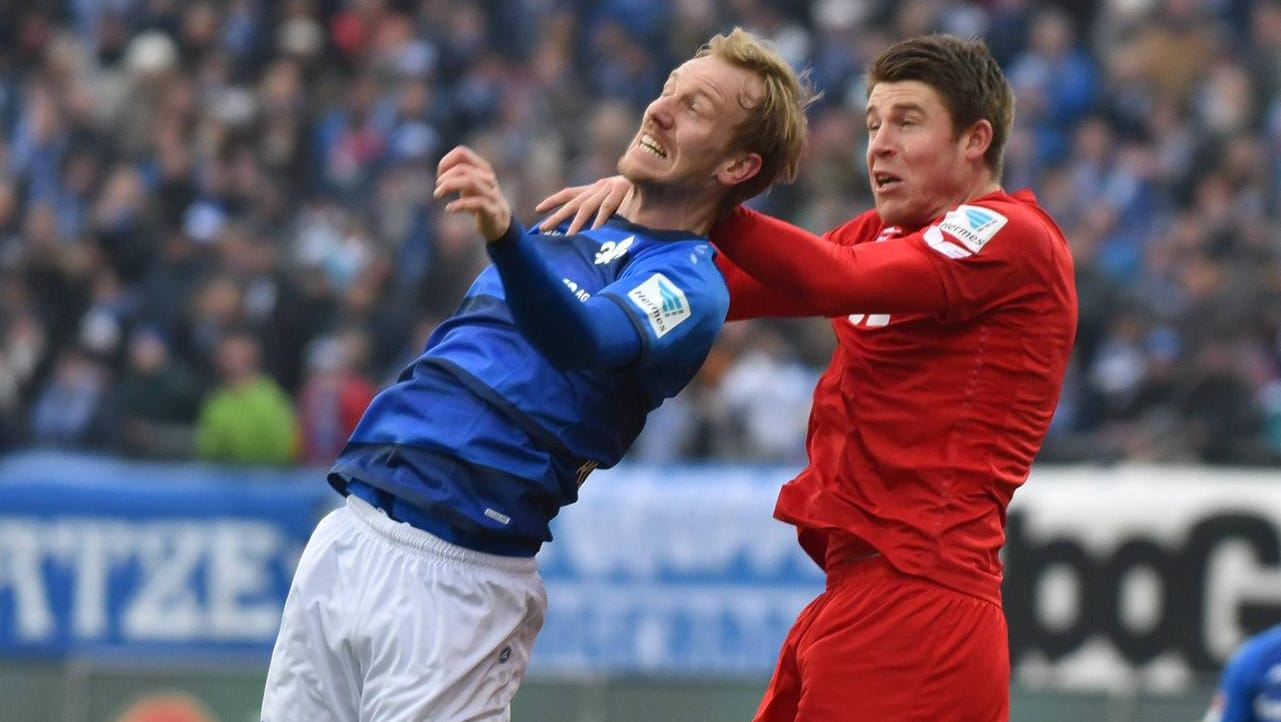 Darmstadts Jan Rosenthal (li.) im Kopfballduell mit Kölns Dominique Heintz. Darmstadts Jan Rosenthal (li.) im Kopfballduell mit Kölns Dominique Heintz.