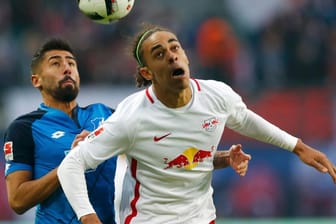Leipzigs Yussuf Poulsen im Duell mit Hoffenheims Kerem Demirbay.