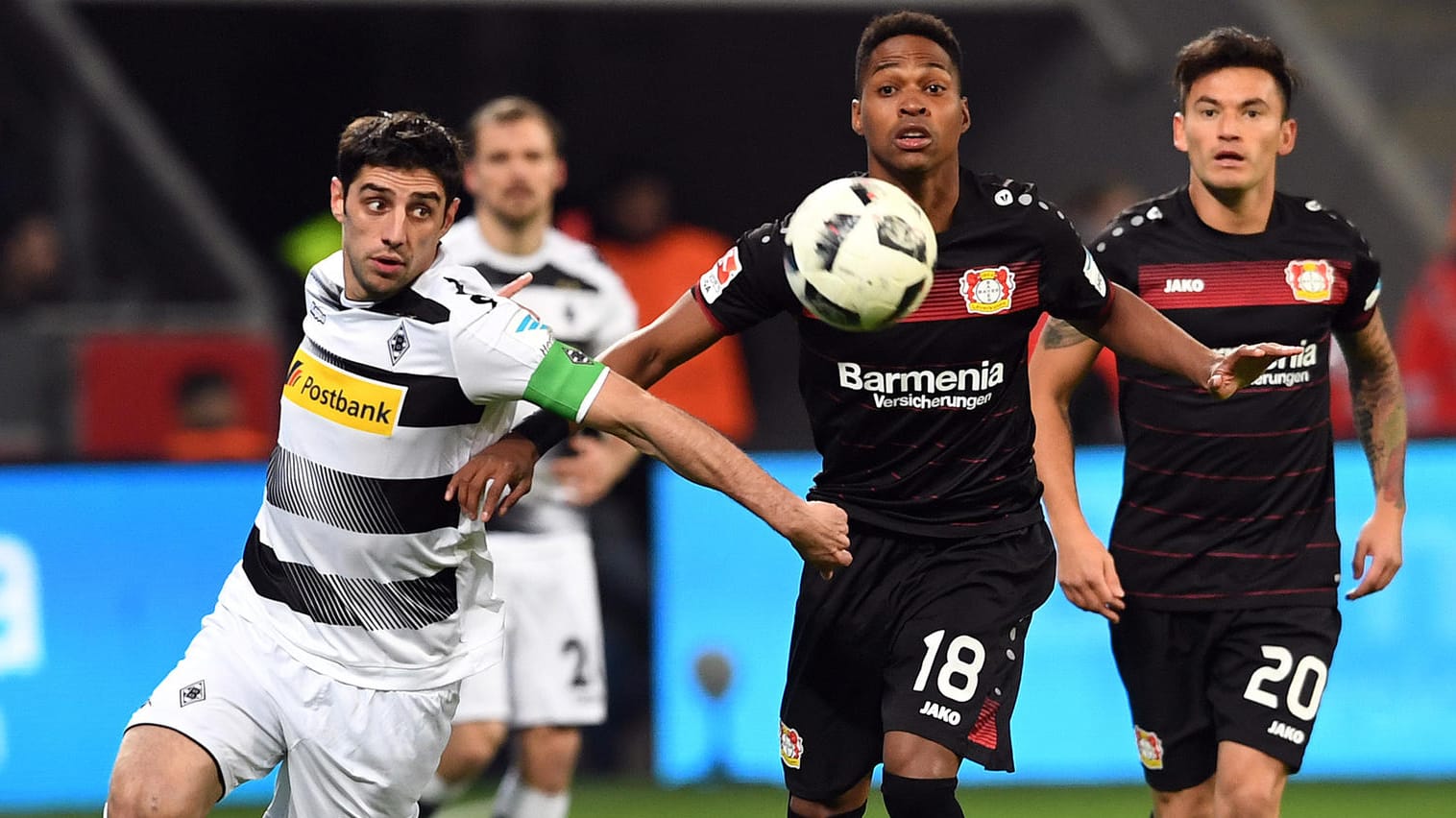 Wendell (re.) und der Gladbacher Lars Stindl im Zweikampf.