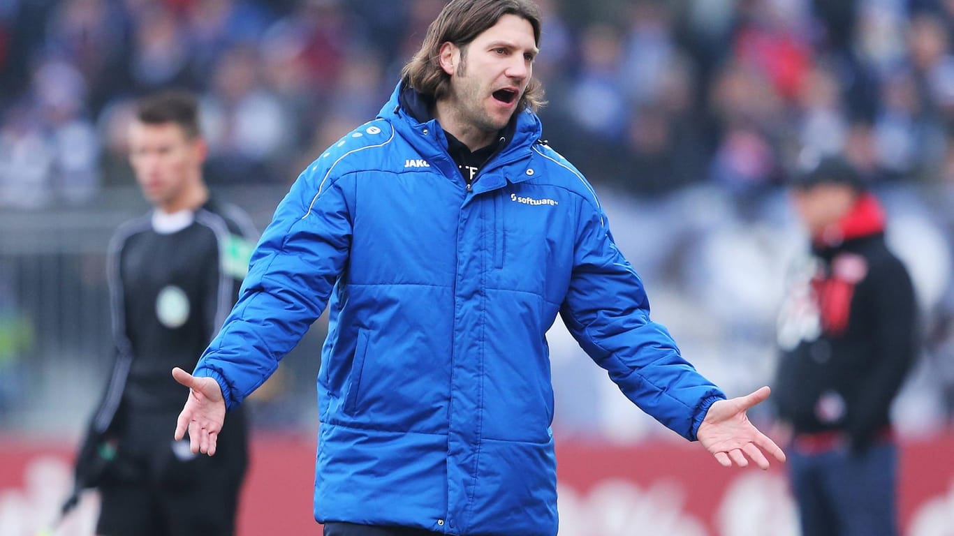 Darmstadt-Coach Torsten Frings knöpft sich Defensiv-Allrounder Florian Jungwirth vor.