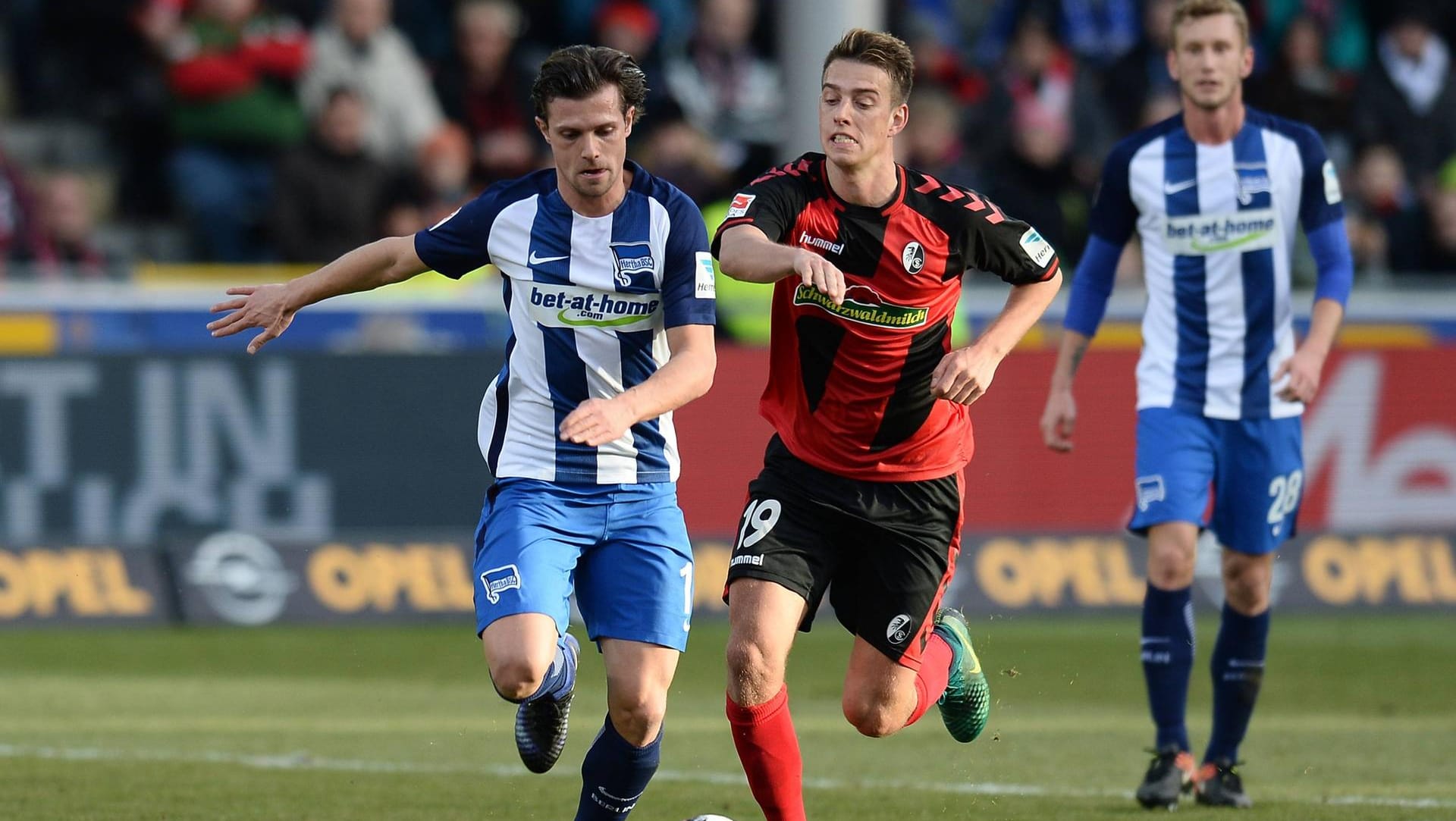 Hertha-Profi Valentin Stocker (li.) im Laufduell mit Freiburgs Janik Haberer. Hertha-Profi Valentin Stocker (li.) im Laufduell mit Freiburgs Janik Haberer.
