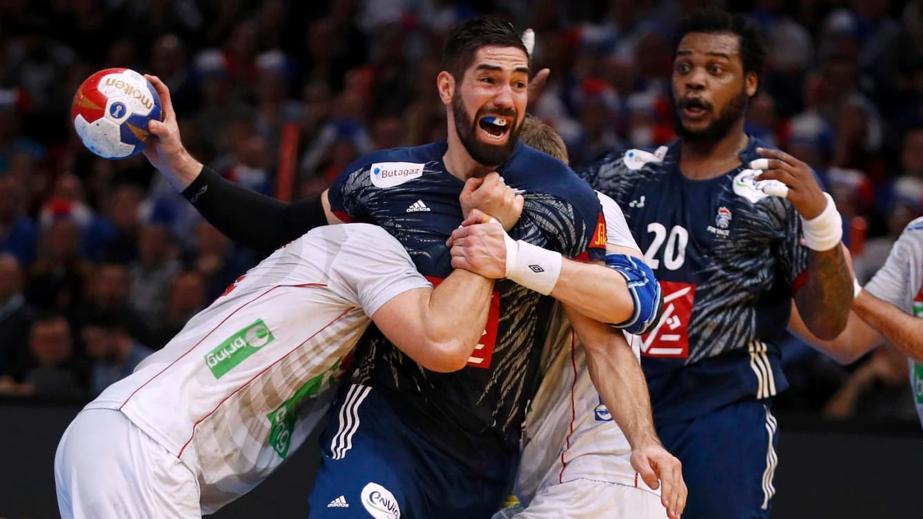 Nikola Karabatic setzt sich gegen die norwegische Defensive durch.