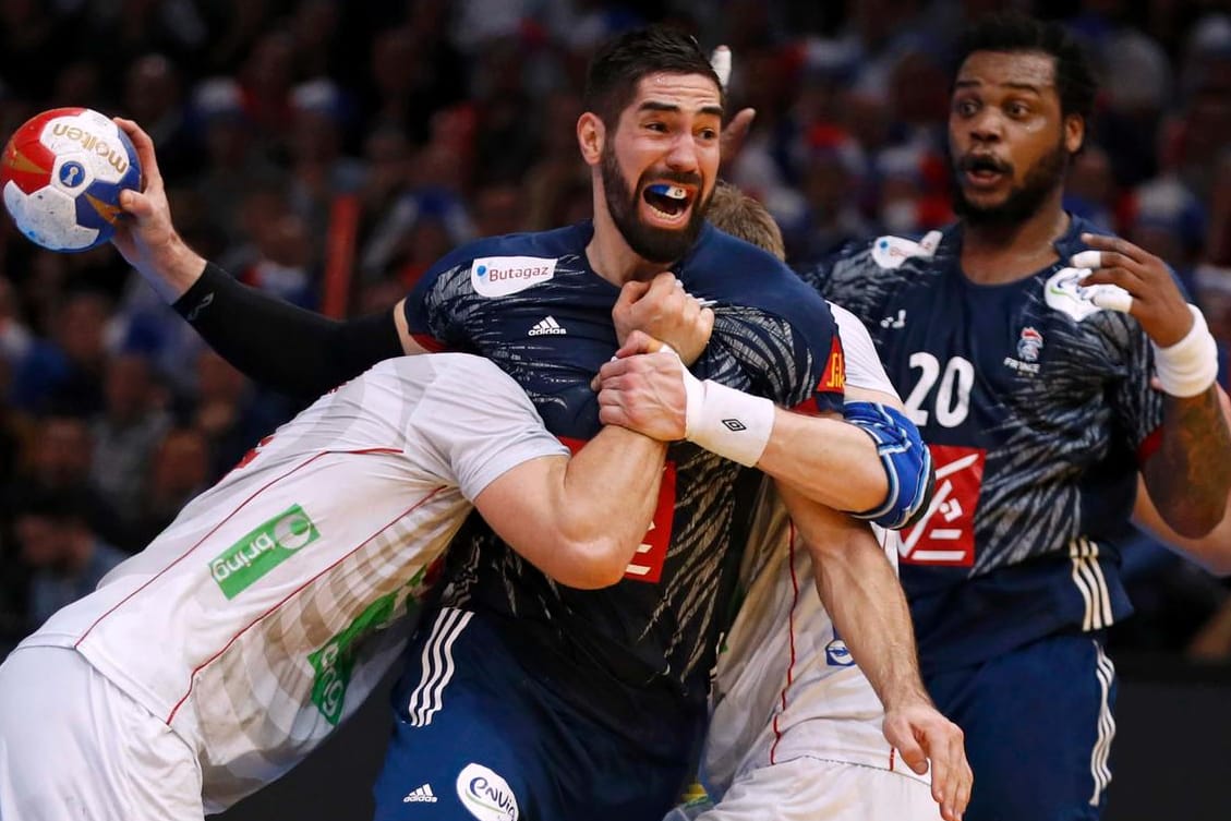 Nikola Karabatic setzt sich gegen die norwegische Defensive durch.