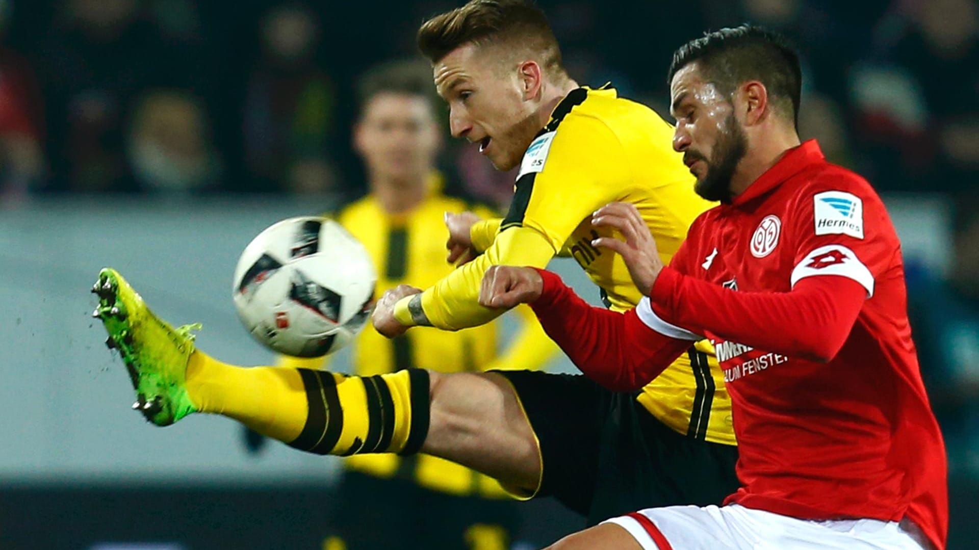 Torschützen unter sich: Marco Reus, hier im Zweikampf mit dem Mainzer Danny Latza, brachte Borussia Dortmund in Führung. Latza glich aus. Torschützen unter sich: Marco Reus, hier im Zweikampf mit dem Mainzer Danny Latza, brachte Borussia Dortmund in Führung. Latza glich aus.