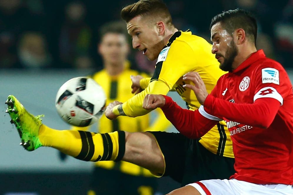Torschützen unter sich: Marco Reus, hier im Zweikampf mit dem Mainzer Danny Latza, brachte Borussia Dortmund in Führung. Latza glich aus.