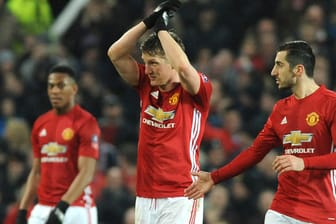 Applaus, Applaus: Bastian Schweinsteiger bedankt sich für die Unterstützung nach seinem Startelf-Comeback bei Manchester United. Rechts Teamkamerad Henrich Mchitarjan