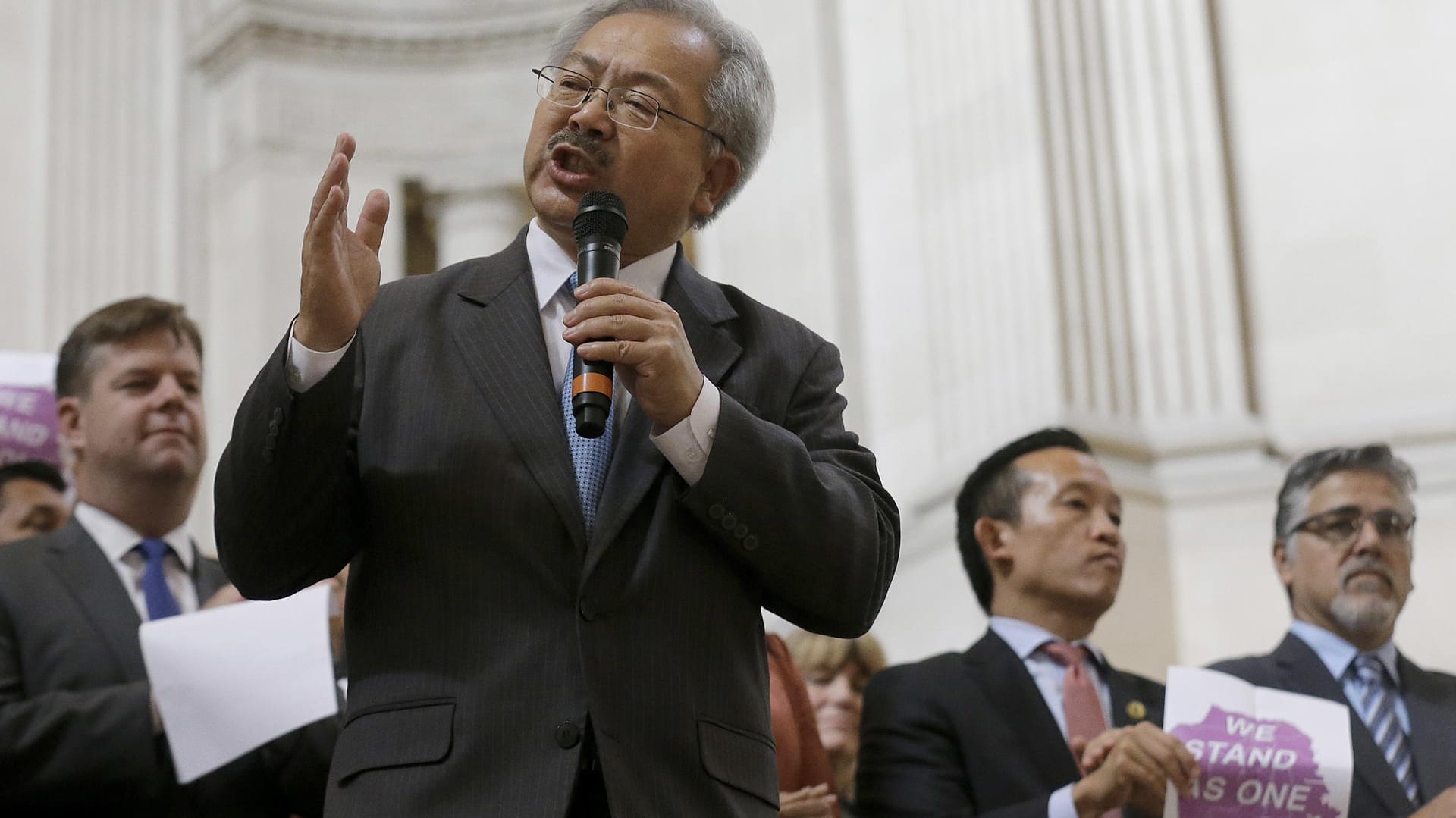 Ed Lee, Bürgermeister von San Francisco, bei einem Treffen mit Aktivisten im Rathaus.