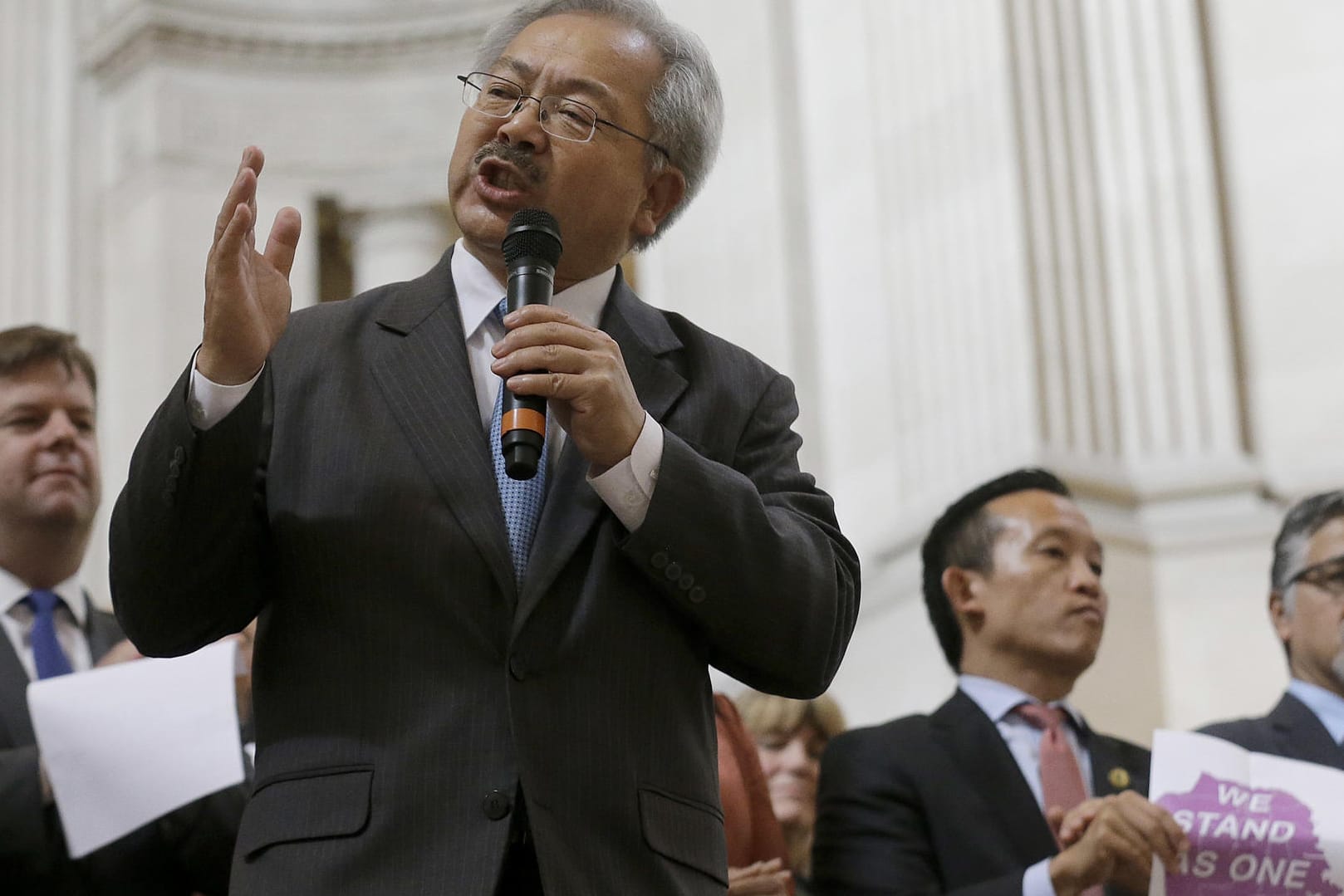 Ed Lee, Bürgermeister von San Francisco, bei einem Treffen mit Aktivisten im Rathaus.