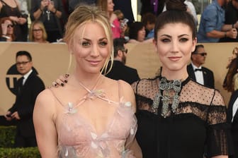 Kaley Cuoco (li.) und ihre Schwester Briana bei den Screen Actors Guild Awards 2017.