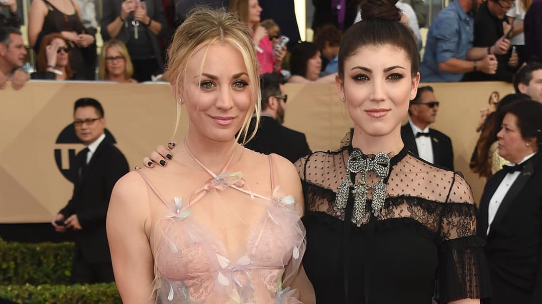 Kaley Cuoco (li.) und ihre Schwester Briana bei den Screen Actors Guild Awards 2017.