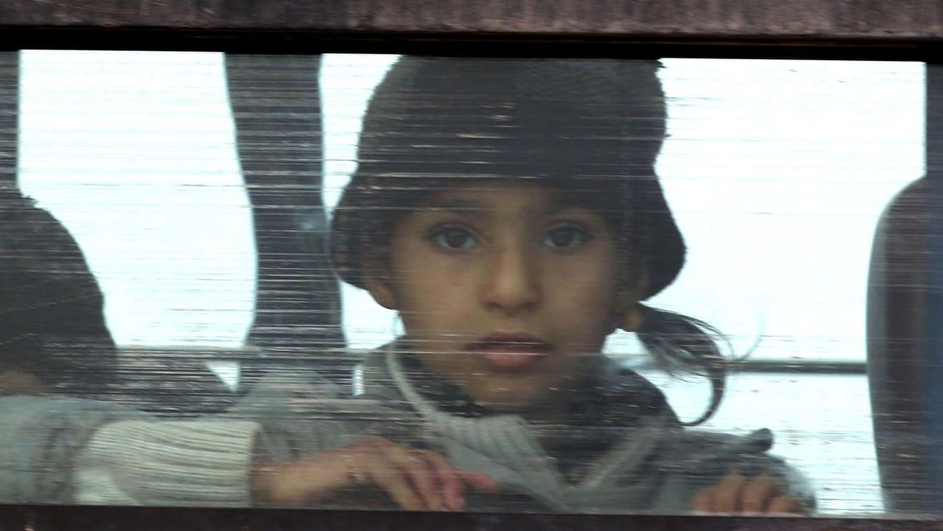 Ein irakisches Mädchen, das aus Mossul geflohen ist.
