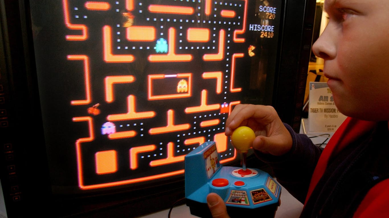 Junge spielt Pac-Man