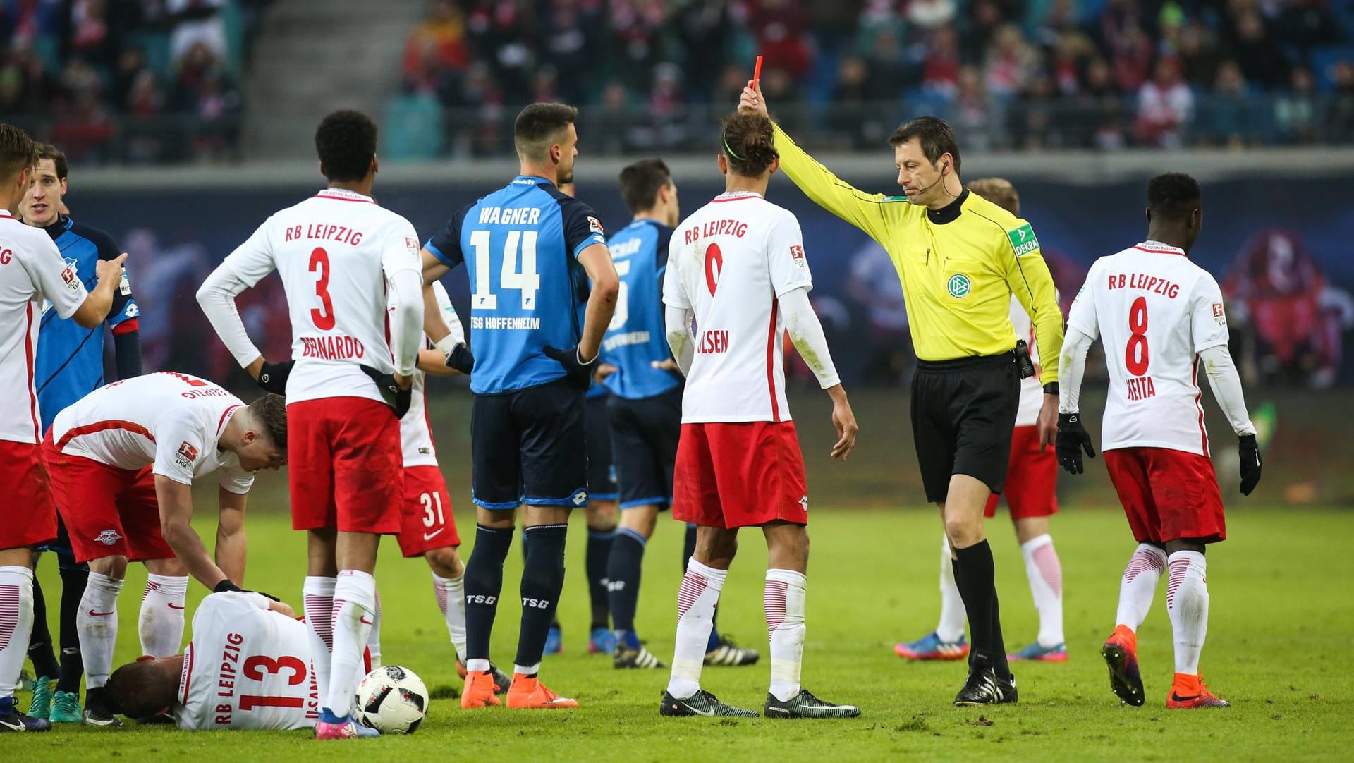 Schiedsrichter Wolfgang Stark stellt Sandro Wagner (Nr. 14) in Leipzig vom Platz.