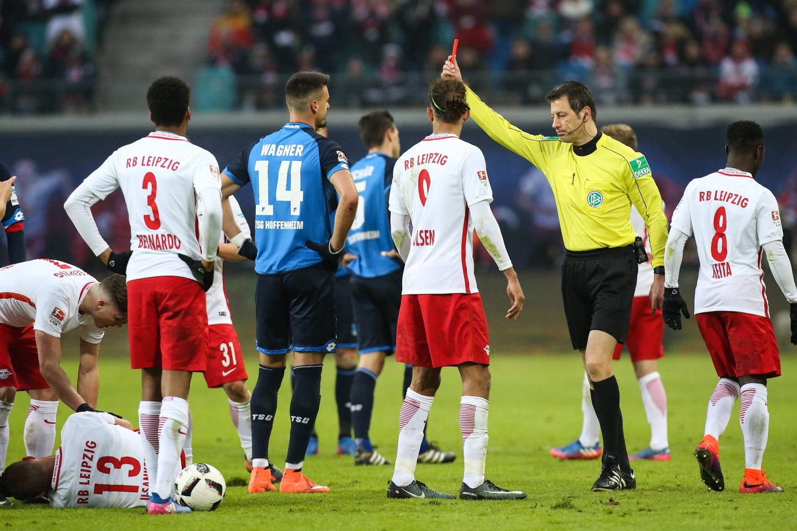 Schiedsrichter Wolfgang Stark stellt Sandro Wagner (Nr. 14) in Leipzig vom Platz.