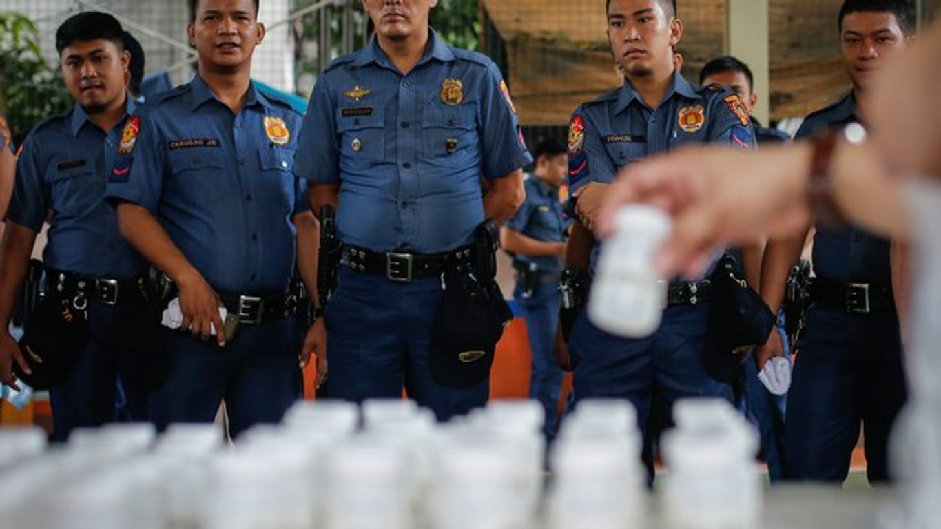 Philippinische Polizisten treten zum Drogentest an.