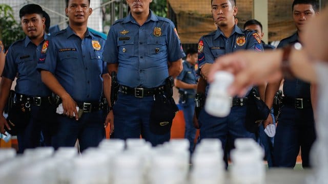 Philippinische Polizisten treten zum Drogentest an.