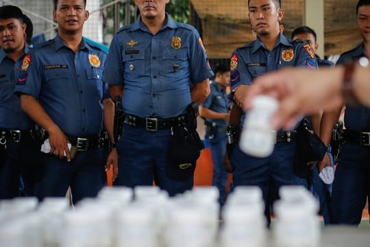 Philippinische Polizisten treten zum Drogentest an.