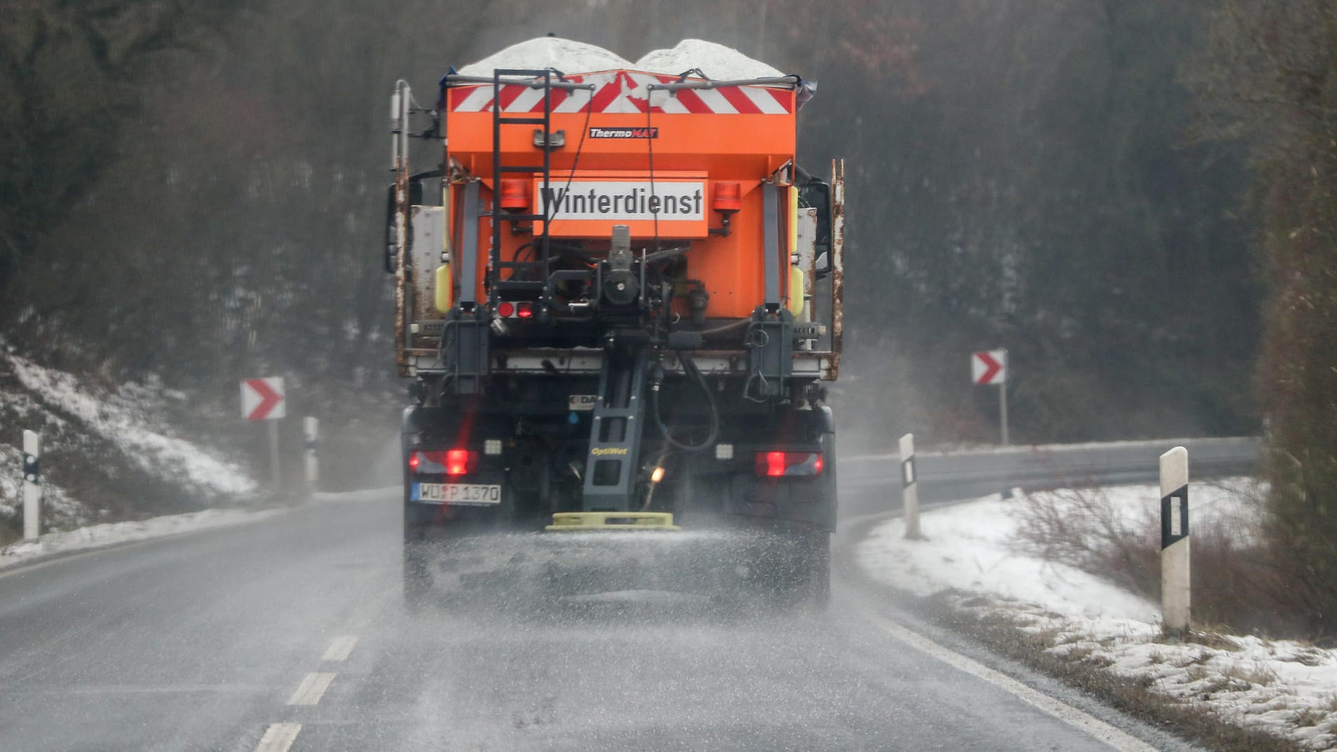Winterdienst-Fahrzeug im Einsatz bei Würzburg.