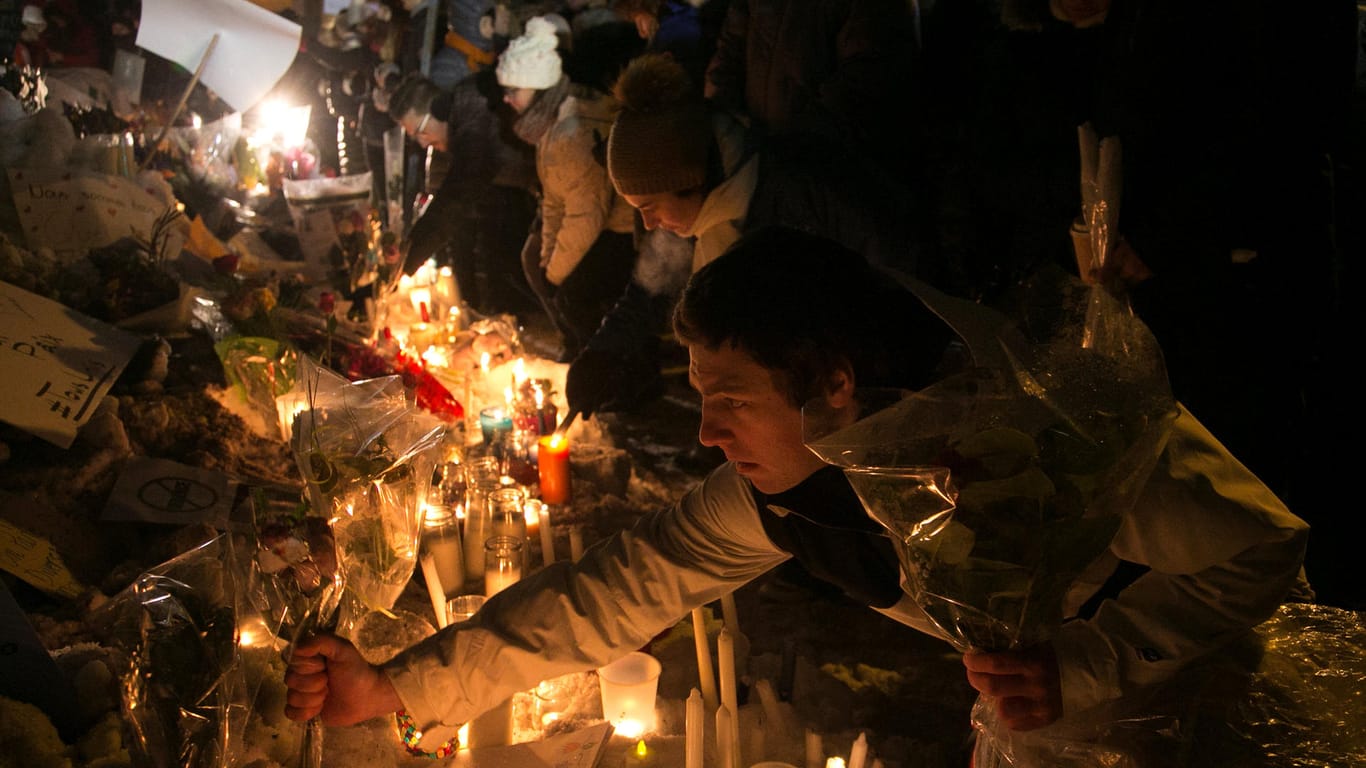 Große Anteilnahme zeigten viele Menschen nach dem Anschlag in der kanadischen Stadt Quebec.
